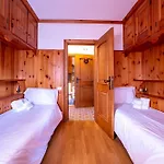 Guesthost - Silent Peaks - Cortina's Wooden Haven Lejlighed *