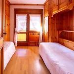 Lejlighed Guesthost - Silent Peaks - Cortina's Wooden Haven *