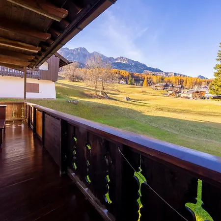Guesthost - Silent Peaks - Cortina's Wooden Haven *